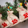 Adventskalender juteposer 12 x 15 cm - naturlig lys + rød tal Poser til særlige lejligheder