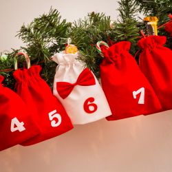 Veloursposer til adventskalender 15 x 20 cm - rød og hvid + hvide og røde tal Alle produkter