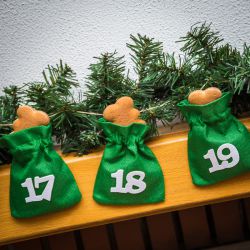 Adventskalender juteposer 12 x 15 - grøn + hvide tal Jutesække