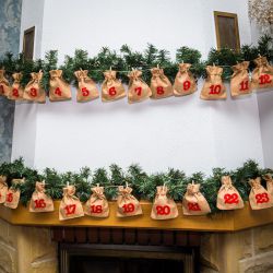 Adventskalender juteposer 12 x 15 - lys brun + rød tal Helligdage og lejligheder