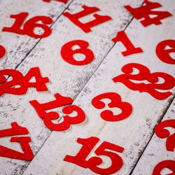 Adventskalender juteposer 12 x 15 - grå + rød tal Poser med hurtig og nem lukning