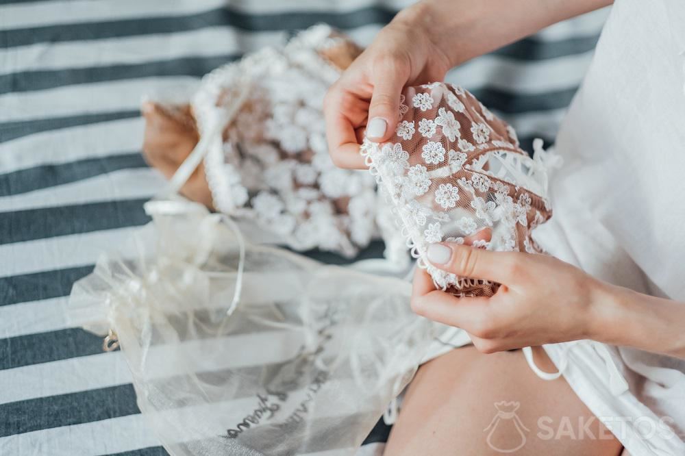 Lingeri gaveindpakket i en organza-pung