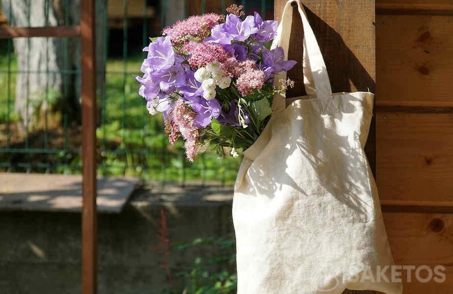 Billig dekoration til et rustikt bryllup - en bomuldspose med blomster