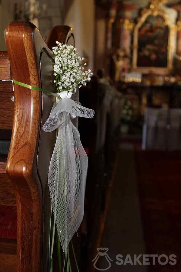 Buket af gypsophila blomster - dekoration til en bænk i kirken