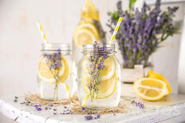 Limonade med lavendelblomster