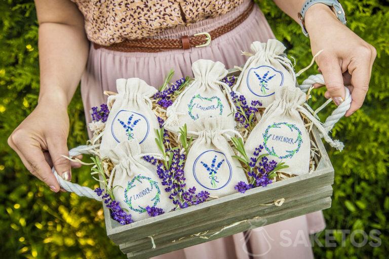 Dekorative linnedposer med tørret lavendel