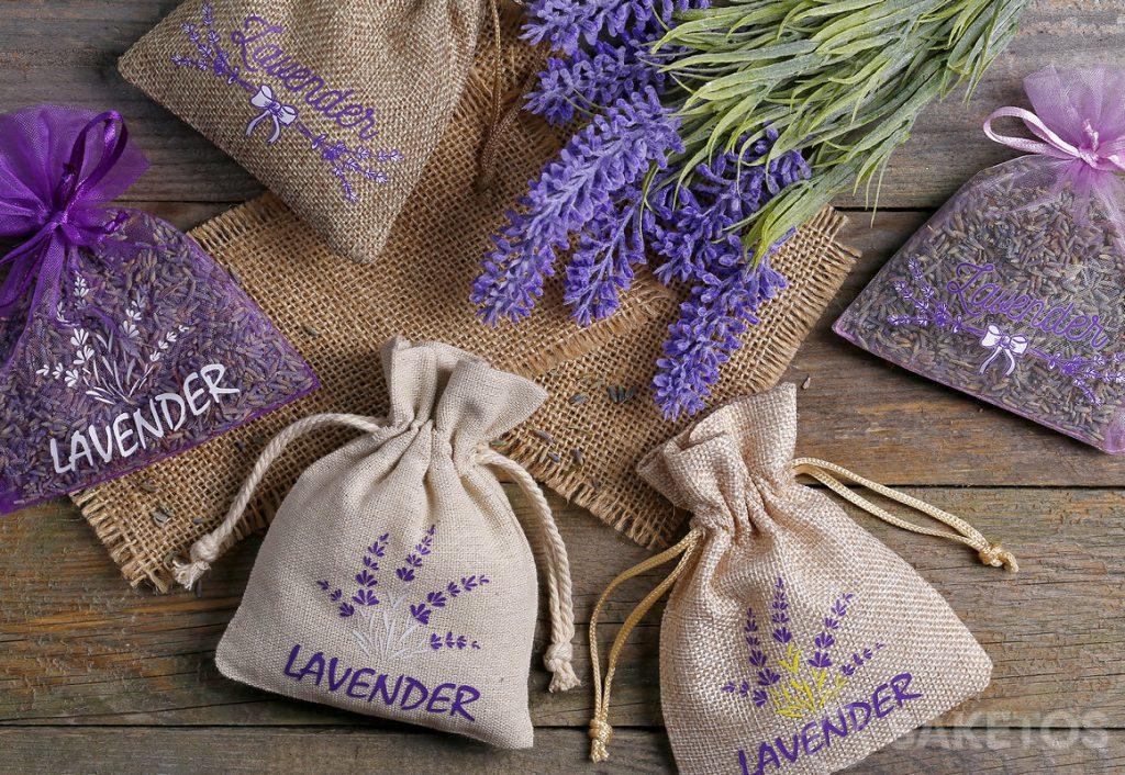 Organza-, jute- og hørposer trykt med lavendel og fyldt med tørrede blomster.