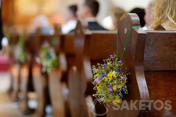 Buketter med vilde blomster til at dekorere kirken