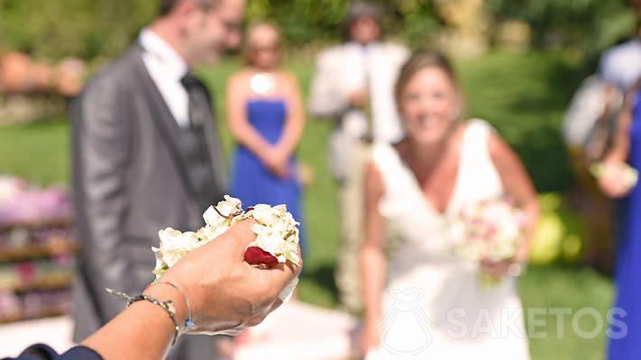 Hvordan pakker man blomsterblade til et bryllup?