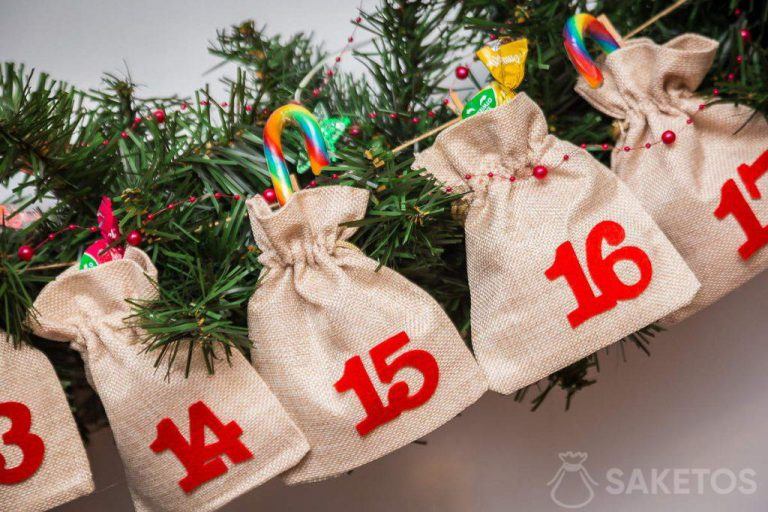 Søde gaver i en adventskalender lavet af poser