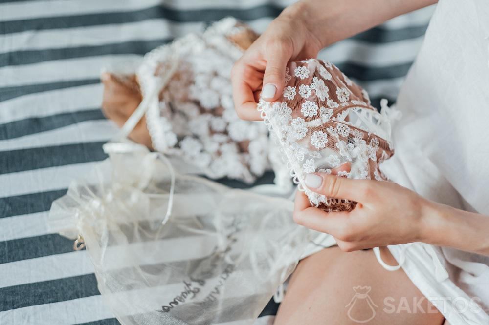 Blonde bryllup undertøj til bruden i en organza taske