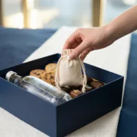 Miljøvenlige bomuldsposer som naturlig gaveindpakning i en æske.