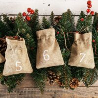 Adventskalender juteposer 10 x 13 cm - naturlig lys + hvide tal Jul