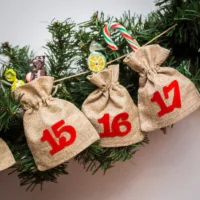 Adventskalender juteposer 11 x 14 cm - naturlig + rød tal Alle produkter