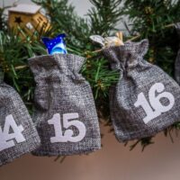 Adventskalender juteposer 12 x 15 cm - grå + hvide tal Helligdage og lejligheder