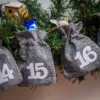 Adventskalender juteposer 12 x 15 cm - grå + hvide tal Helligdage og lejligheder