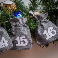 Adventskalender juteposer 12 x 15 cm - grå + hvide tal Helligdage og lejligheder