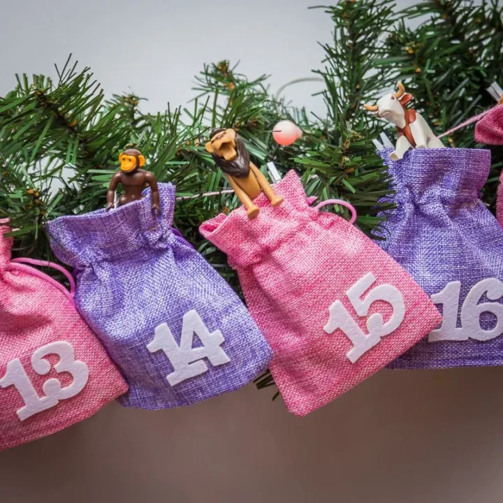 Adventskalender juteposer 12 x 15 cm lys rød i fioletowe + hvide tal Jutesække