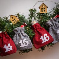 Adventskalender juteposer 12 x 15 cm - srebrne i maroon + hvide tal Industrier og emballage til...