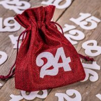 Adventskalender juteposer 12 x 15 cm - srebrne i maroon + hvide tal Ansøgning