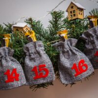 Adventskalender juteposer 12 x 15 - grå + rød tal Jul