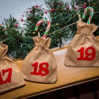 Adventskalender juteposer 12 x 15 - lys brun + rød tal Alle produkter