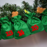 Adventskalender Juteposer 13 x 18 cm - grøn + rød tal Trykte Poser