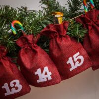 Adventskalender juteposer 13 x 18 cm - maroon + hvide tal Alle produkter