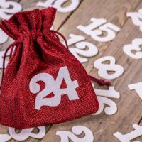 Adventskalender juteposer 13 x 18 cm - maroon + hvide tal Reklamegoder