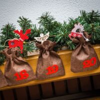 Adventskalender juteposer 13 x 18 cm - naturlig mørk + rød tal Helligdage og lejligheder