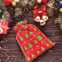 Jutesæk med tryk 30 x 40 cm - rød / juletræ Jutesække