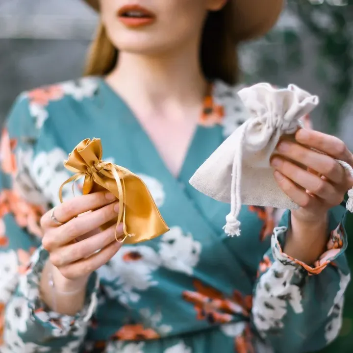 Satinposer 10 x 13 cm - guld Juleposer