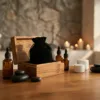 Aceites esenciales y productos de spa en elegantes bolsas de terciopelo negro.