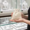 Linen poser som emballage til smykker i butik