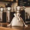 Linen Poser til kaffe og kaffebønner på køkkenbordet