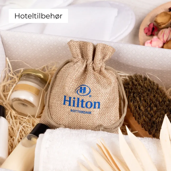 Jute poser med Hilton logo print, elegant emballage til hotel tilbehør og gæsteartikler.