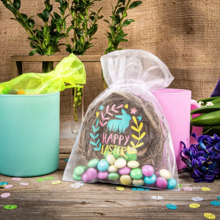 Gennemsigtig organza pose med påskeprint fyldt med farverige sukkeræg.